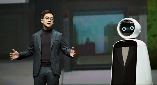 파크MGM호텔에서 박일평 LG전자 최고기술책임자(CTO) 사장이 '더 나은 삶을 위한 인공지능'을 주제로 LG 클로이 가이드봇과 함께 개막 기조연설을 하고 있다. 연합뉴스